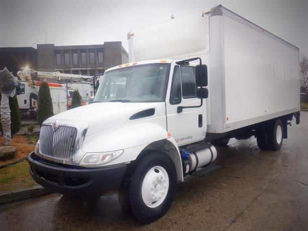 2017 International 4300 22 Foot Cube Van With Power Tailgate 3 Seater Diesel image 2