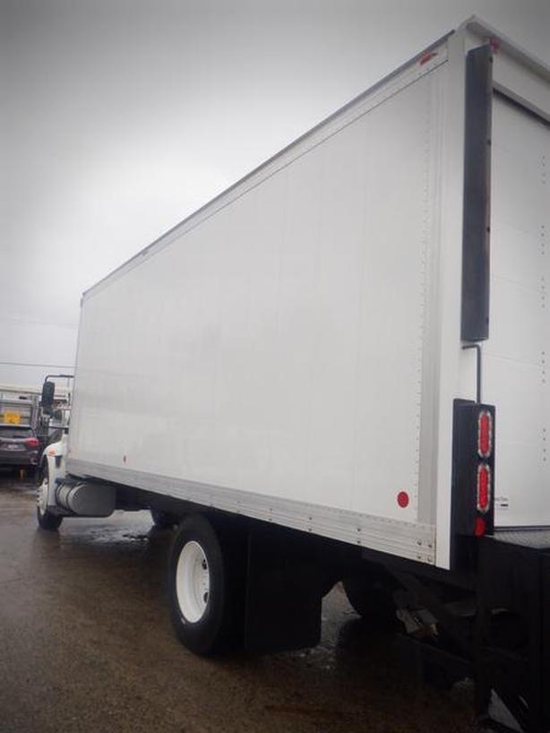 2017 International 4300 22 Foot Cube Van With Power Tailgate 3 Seater Diesel image 7