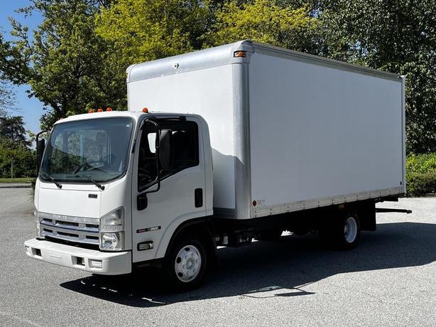 2007 GMC W3500 16-Foot Cube Van Diesel with Loading Ramp image 5