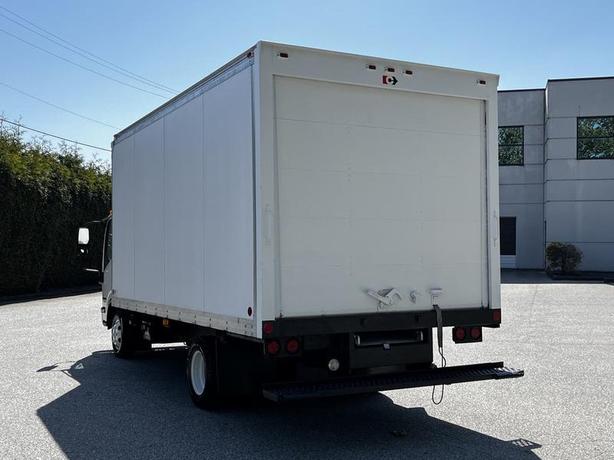 2007 GMC W3500 16-Foot Cube Van Diesel with Loading Ramp image 8