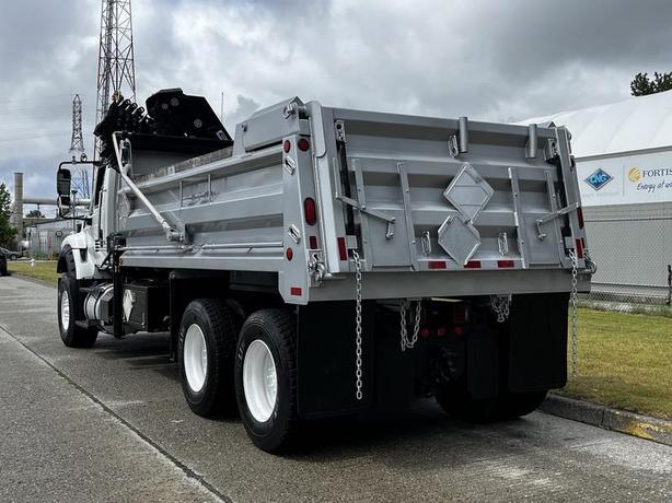 2017 International WorkStar 7600 18-Speed 16 Foot Dump Truck with HIAB Crane image 8