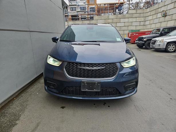 2023 Chrysler Pacifica Hybrid Touring L | One Owner | Fully Loaded! image 2