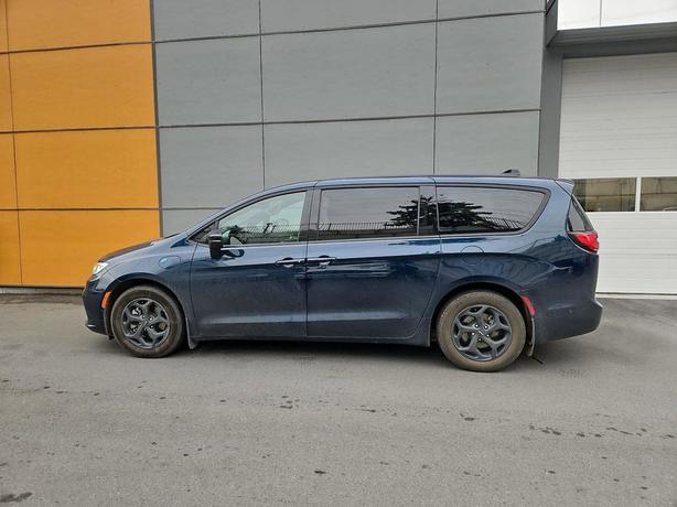 2023 Chrysler Pacifica Hybrid Touring L | One Owner | Fully Loaded! image 3