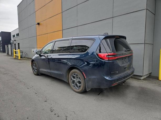 2023 Chrysler Pacifica Hybrid Touring L | One Owner | Fully Loaded! image 4