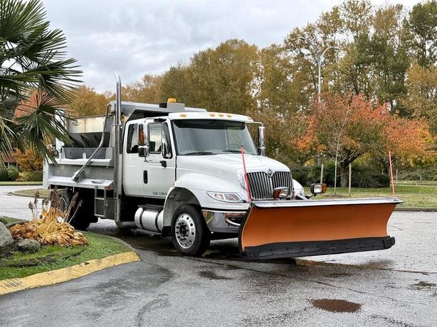 2009 International 4400 Plow Truck with Swenson Sander and 11-Foot Dump Body image 1