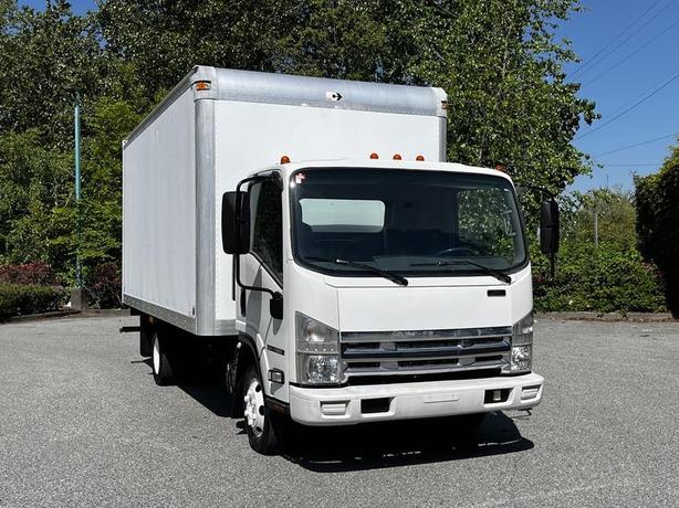 2007 GMC W3500 16-Foot Cube Van Diesel with Loading Ramp image 2
