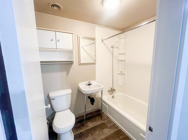 2 bedroom Victoria Apartments image 8