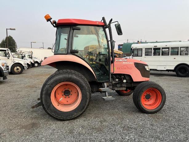 2010 Kubota M6040 4 wheel Drive Farm Tractor Diesel image 6