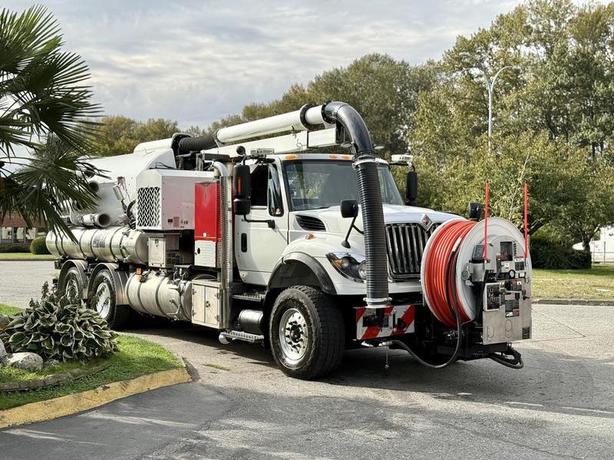 2014 International 7500 Diesel 6x4 Vactor 2100 Series Vacuum Truck with John Dee image 1