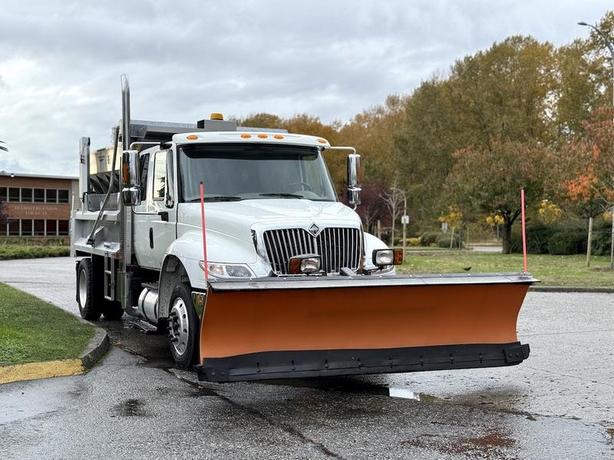 2009 International 4400 Plow Truck with Swenson Sander and 11-Foot Dump Body image 2