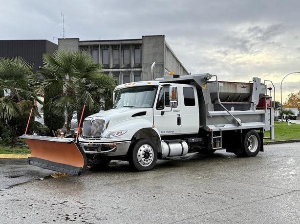 2009 International 4400 Plow Truck with Swenson Sander and 11-Foot Dump Body image 5