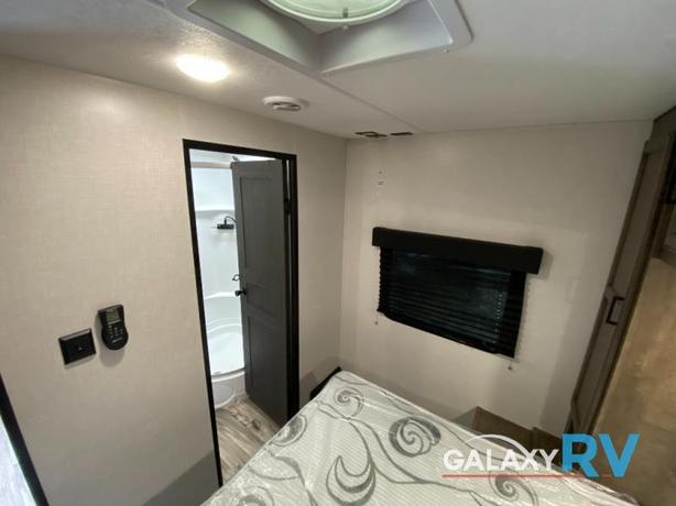 Used 2023 Venture RV SportTrek TRAILER image 7