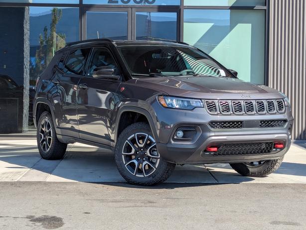 2024 Jeep Compass Trailhawk - No Accidents, 4x4, Heated Seats image 4