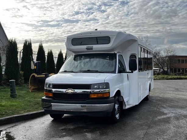 2017 Chevrolet Express G4500 22 Passenger Bus With Wheelchair Ramp Off Road Use  image 4