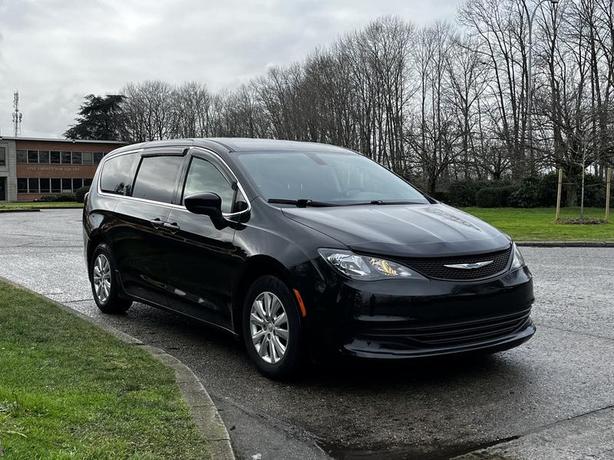2018 Chrysler Pacifica 7-Passenger Van image 2
