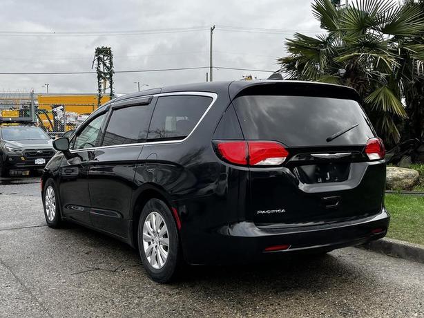 2018 Chrysler Pacifica 7-Passenger Van image 8