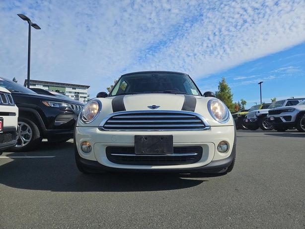2013 MINI Cooper Hardtop | No Reported Accidents! image 2