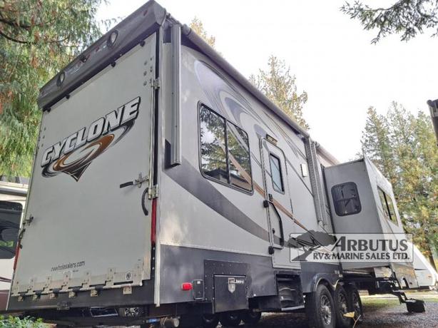 Used 2012 Heartland Cyclone 3950 image 4