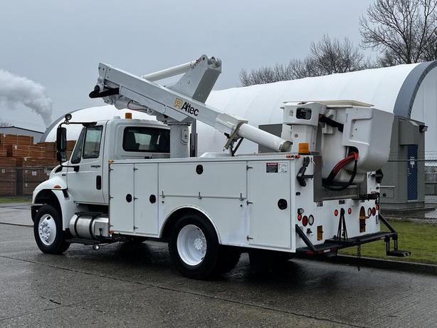 2013 International DuraStar MA025 Altec Bucket Service Truck Air Brakes image 8