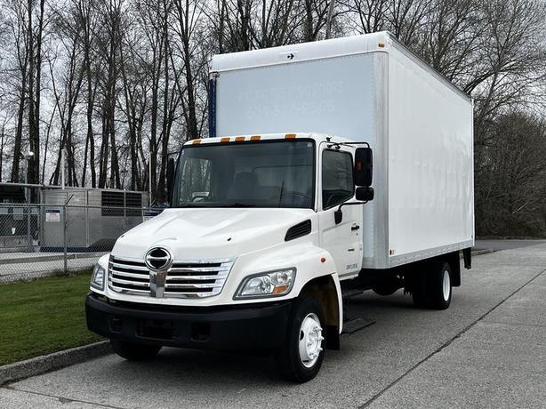 2006 Hino 268 Curtain Side 18 Foot Cube Van  With Power Tailgate 3 Seater Diesel image 4