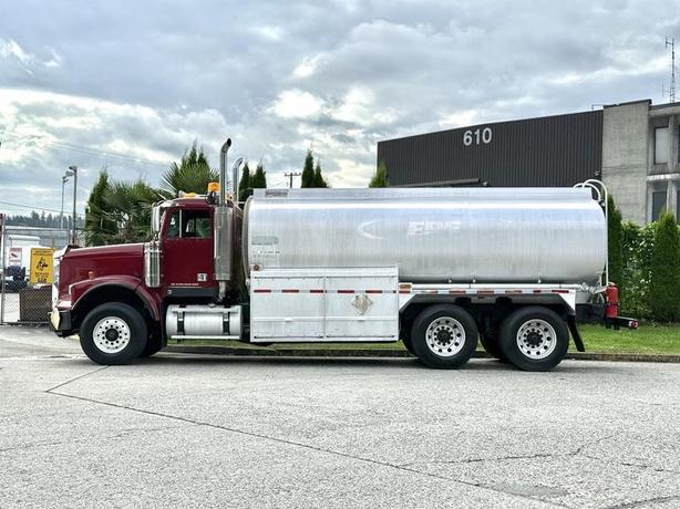 2007 Freightliner FLD120 18,100-Litre Fuel Tank Truck Diesel with Air Brakes image 5