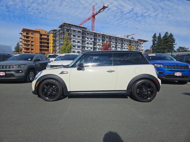 2013 MINI Cooper Hardtop | No Reported Accidents! image 3