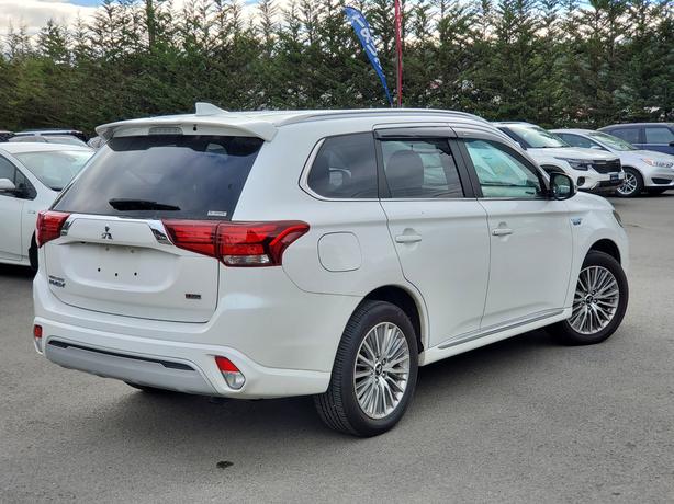2020 Mitsubishi Outlander PHEV 4WD - Heated Seats, Moonroof image 6