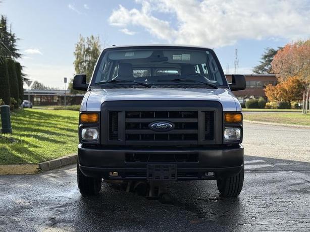 2010 Ford Econoline XL Super Duty 15-Passenger Van – 5.4L V8 image 3