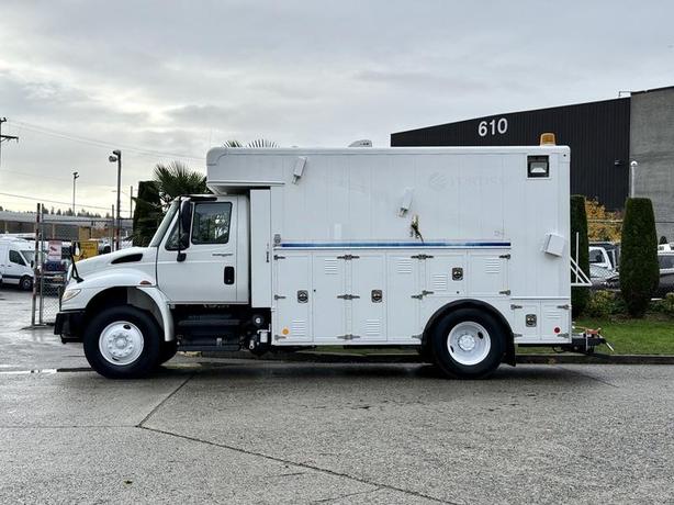 2011 International 4400 Diesel Service Truck with PTO & Trailer Tow Package image 6