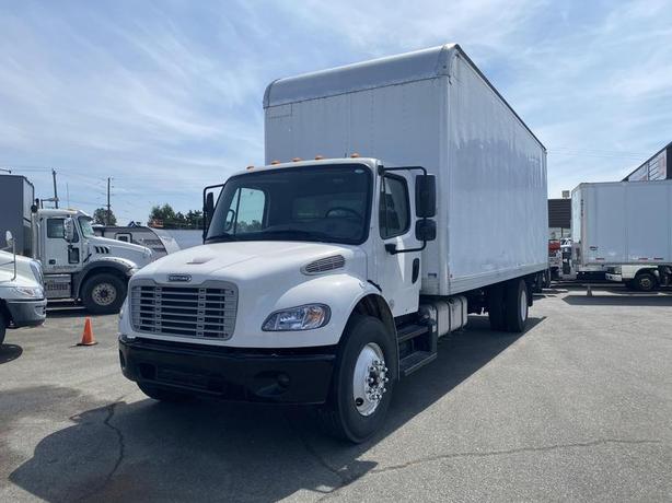 2017 Freightliner M2 106 26  foot Cube Van Diesel Power Tailgate Air Brakes image 3