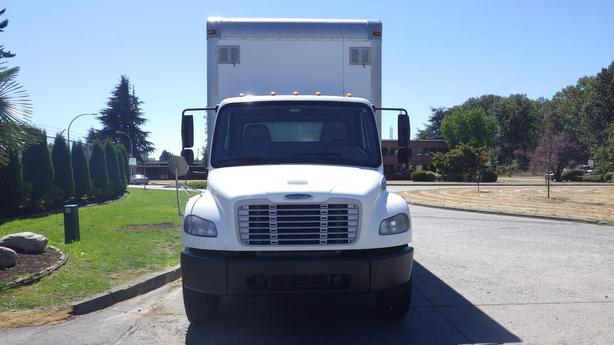 2015 Freightliner M2 106 28 Foot Cube Van Diesel with Air Brakes image 3