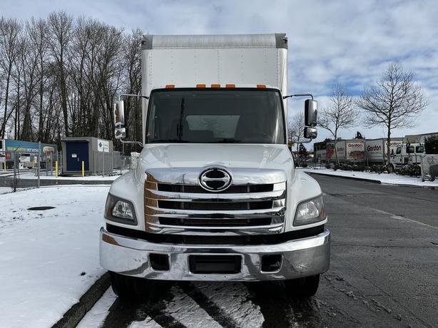 2019 Hino 338 24 Foot Cube With Power Tailgate Diesel image 4