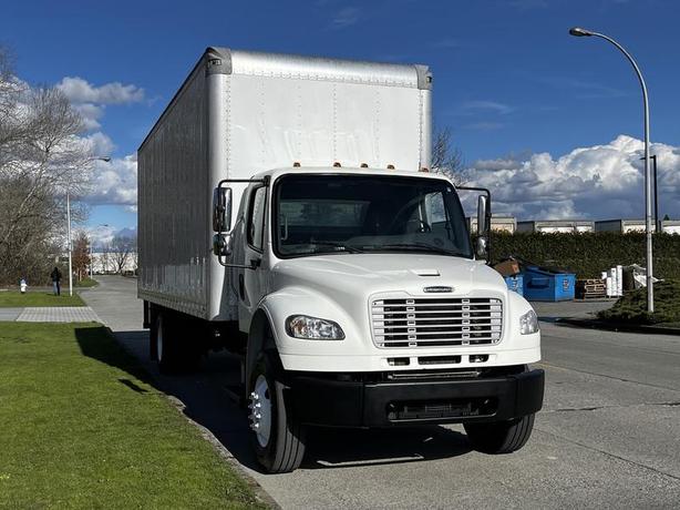 2016 Freightliner M2 106 26 Foot Cube Van Cummins Diesel Air Brakes with Loading image 2