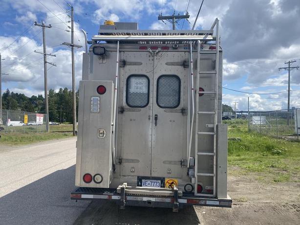 2007 Morgan Olson Workhorse W42 Workshop Step Van With Rear Shelving image 6