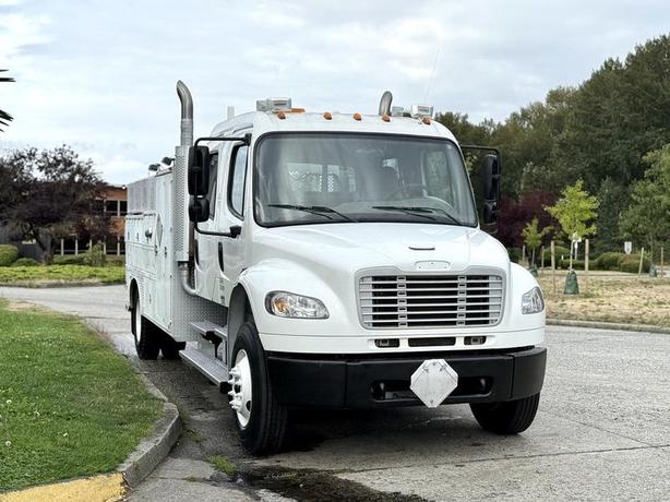 2005 Freightliner M2 106 Service Truck Diesel with Air Brakes image 2