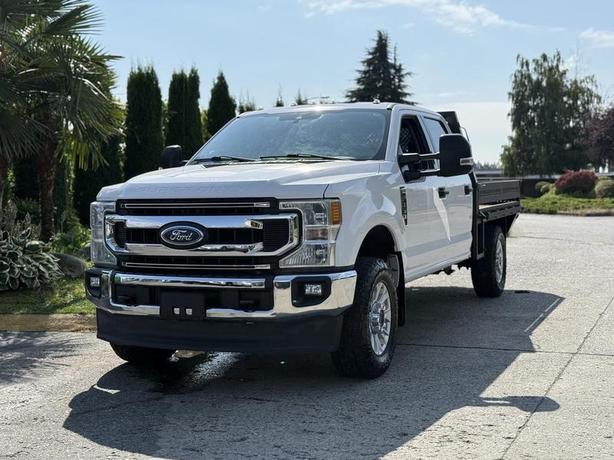 2020 Ford F-350 SD XLT 4X4 Crew Cab 8-Foot Flat Deck Truck image 4