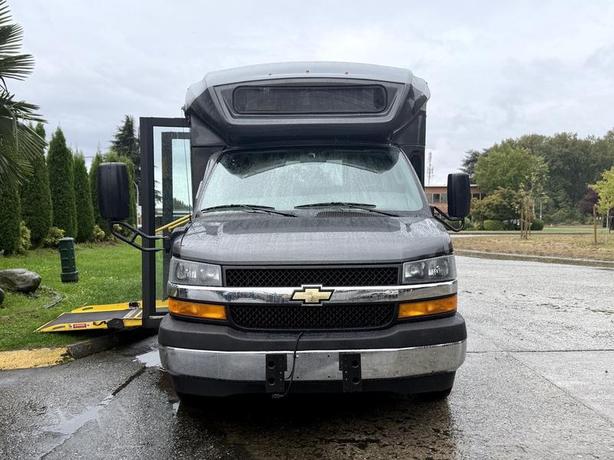 2020 Chevrolet Express 4500 22-Passenger Wheelchair Accessible Bus with Ramp image 3