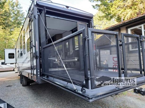 Used 2023 Grand Design Momentum G-Class 32G image 3