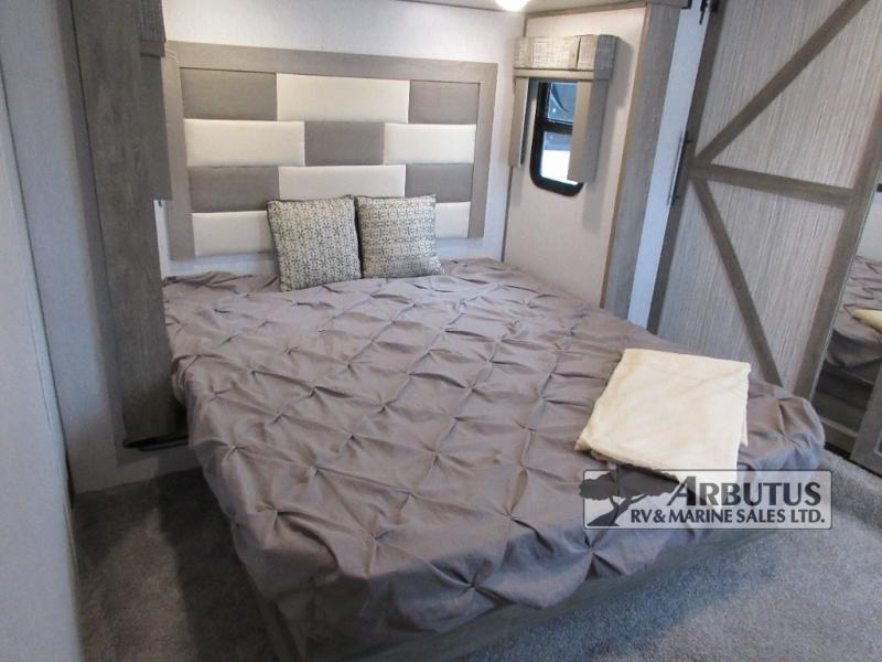 Used 2022 Forest River RV Wildwood Heritage Glen 356QB display photo