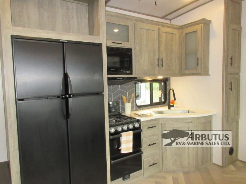 Used 2022 Forest River RV Wildwood Heritage Glen 356QB display photo