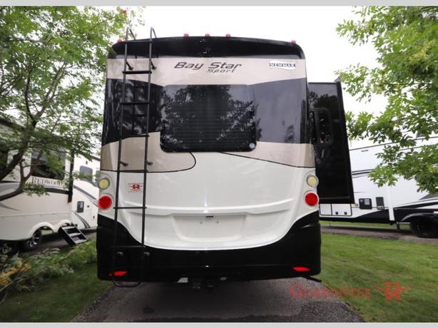 Used 2017 Newmar Bay Star Sport 3208 image 4