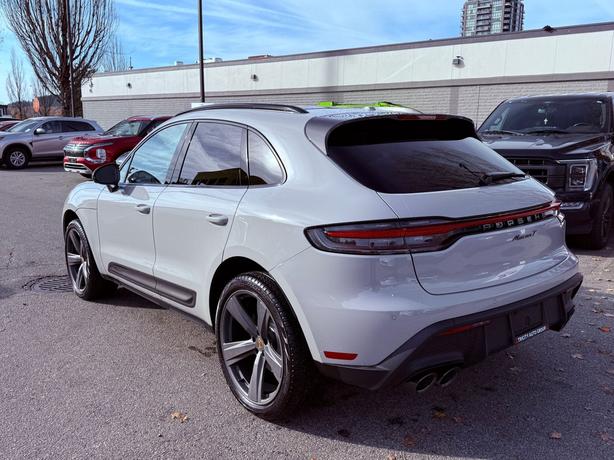 2025 Porsche Macan image 8