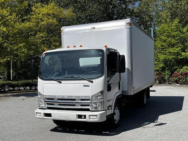 2007 GMC W3500 16-Foot Cube Van Diesel with Loading Ramp image 4