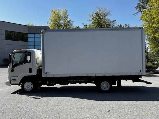 2007 GMC W3500 16-Foot Cube Van Diesel with Loading Ramp image 6