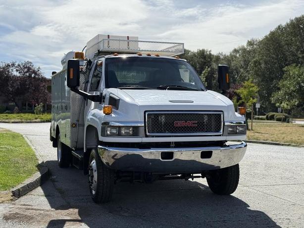 2009 GMC C5500 4X4 Topkick Service Truck Diesel image 2