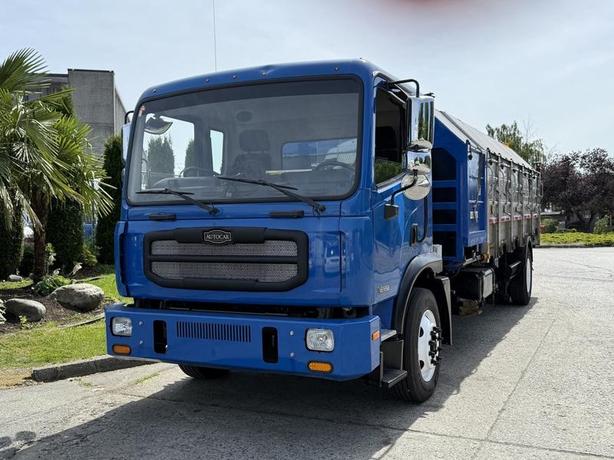 2017 Autocar Xpert Recycling Dump Truck Diesel image 5