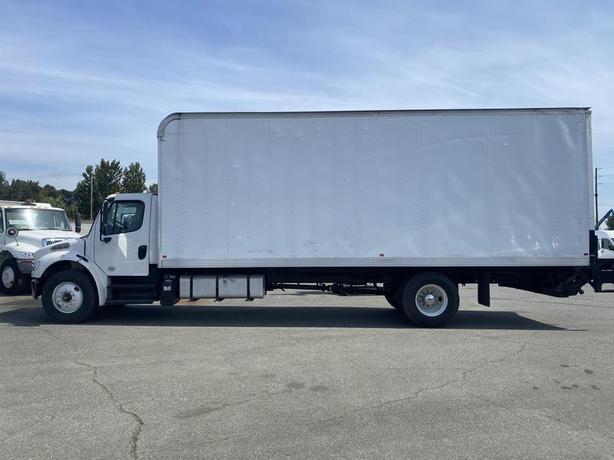 2017 Freightliner M2 106 26  foot Cube Van Diesel Power Tailgate Air Brakes image 4