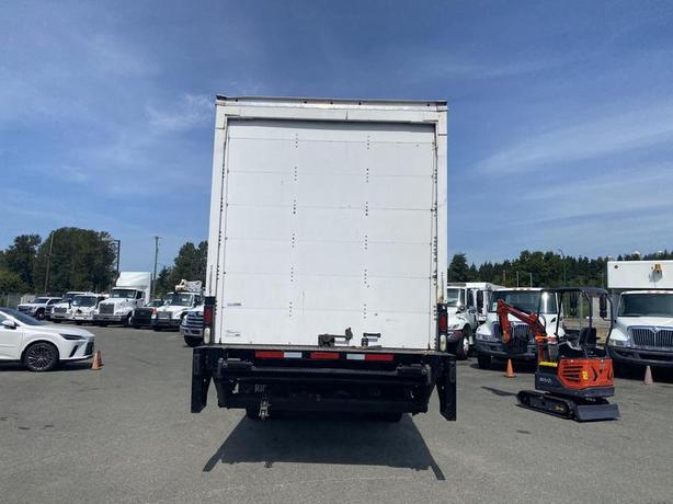 2017 Freightliner M2 106 26  foot Cube Van Diesel Power Tailgate Air Brakes image 7