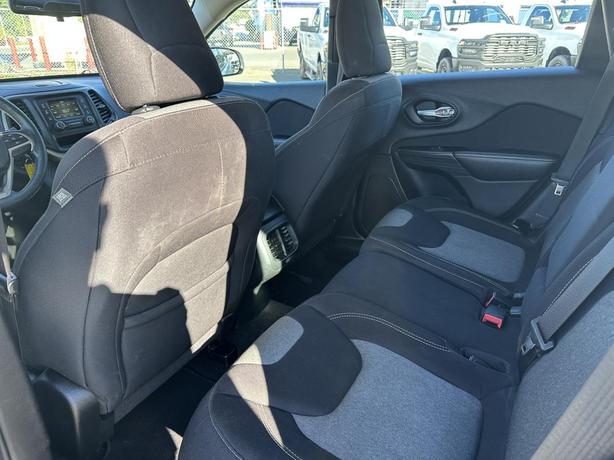 2015 Jeep Cherokee Sport image 8