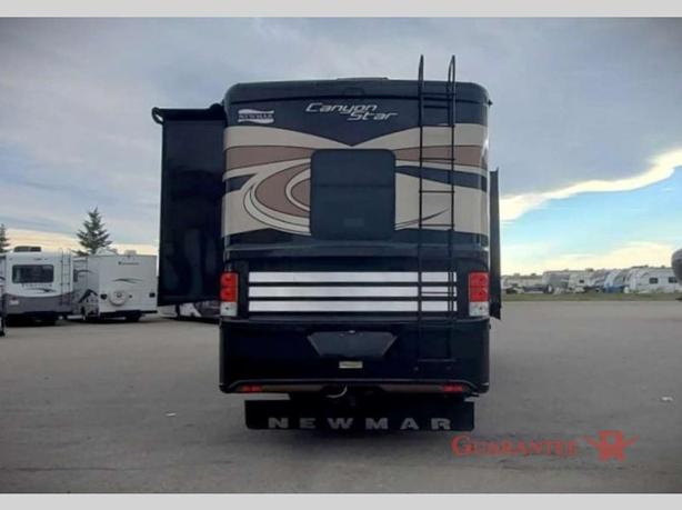Used 2017 Newmar Canyon Star 3914 image 5